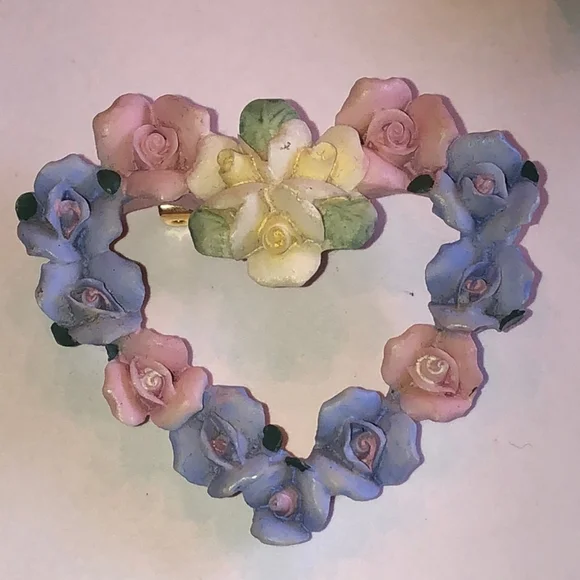 Floral Boho Vintage Heart Brooch with Pastel Roses - Picture 3 of 5